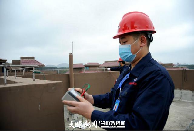 技術(shù)人員對房屋避雷帶開展檢測